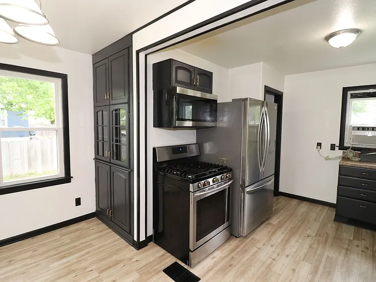 321 W 14th St — Photo 9