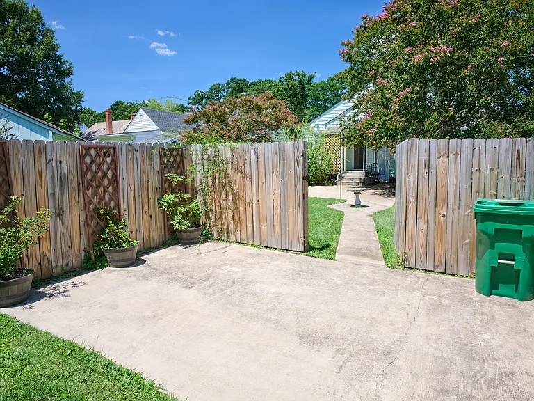 2801 Kenwood Ave — Photo 16