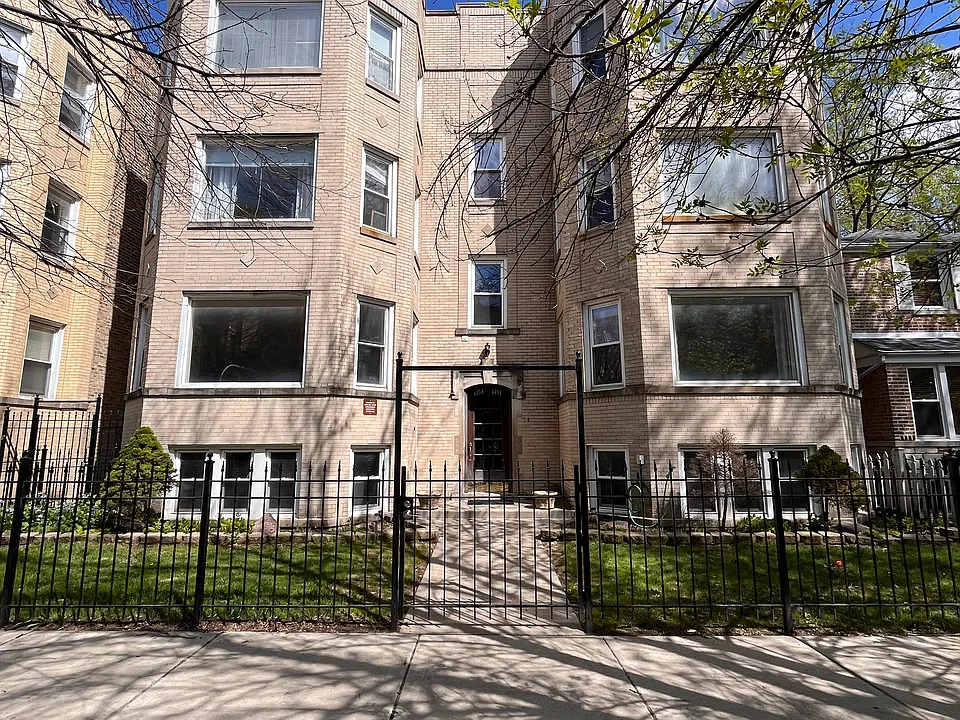 Bright and spacious first-floor walk up at 6151 N Hamilton just a 10-minute walk to the Peterson-Ridge Metra stop and a 4-minute drive to the heart of vibrant Andersonville!