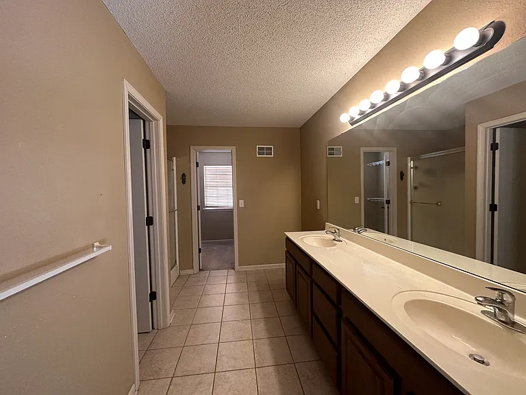 9869 N Lewis Ave — Photo 11