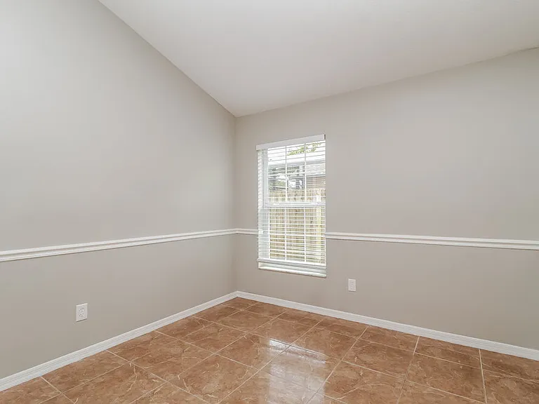 623 Weybridge Ct — Photo 12