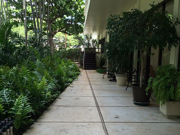 Hawaiian Gardens walkway