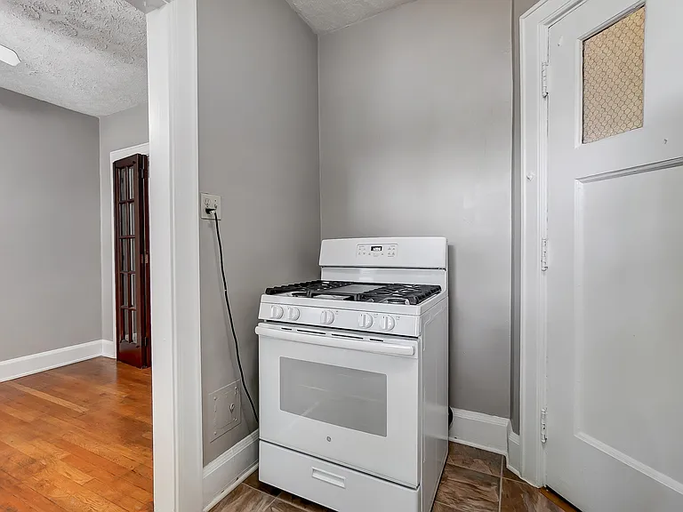 2560 Madison Rd #6 — Photo 8