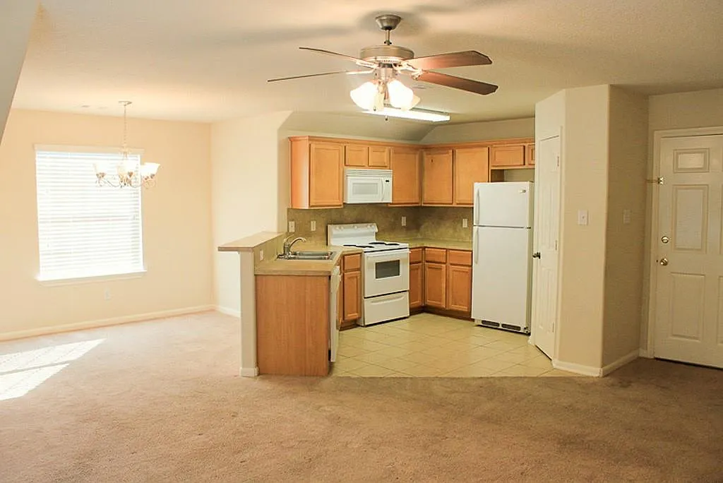 2 bed, 2.0 bath, 1100 sqft, $1,225 — Photo 3