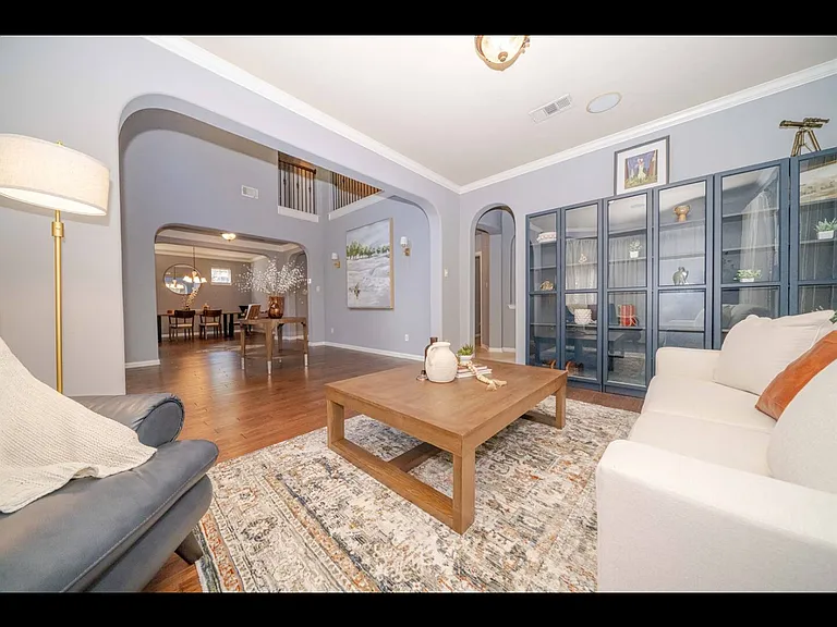 801 Paisley Ln — Photo 2