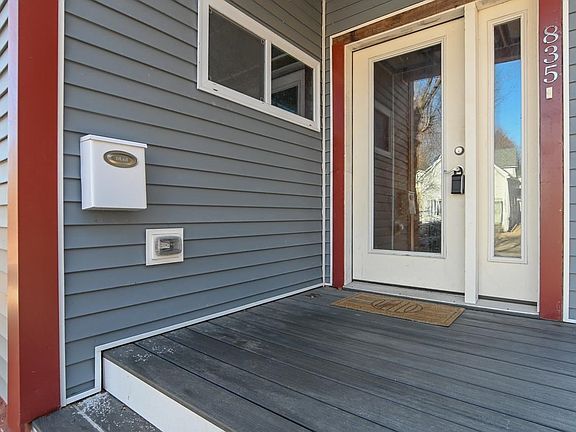 3rd image of 835 E John St