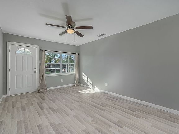 3rd image of 301 E Vista Dr