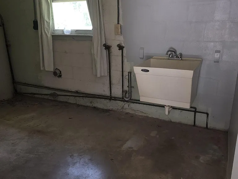 230 Monroe Ave — Photo 9
