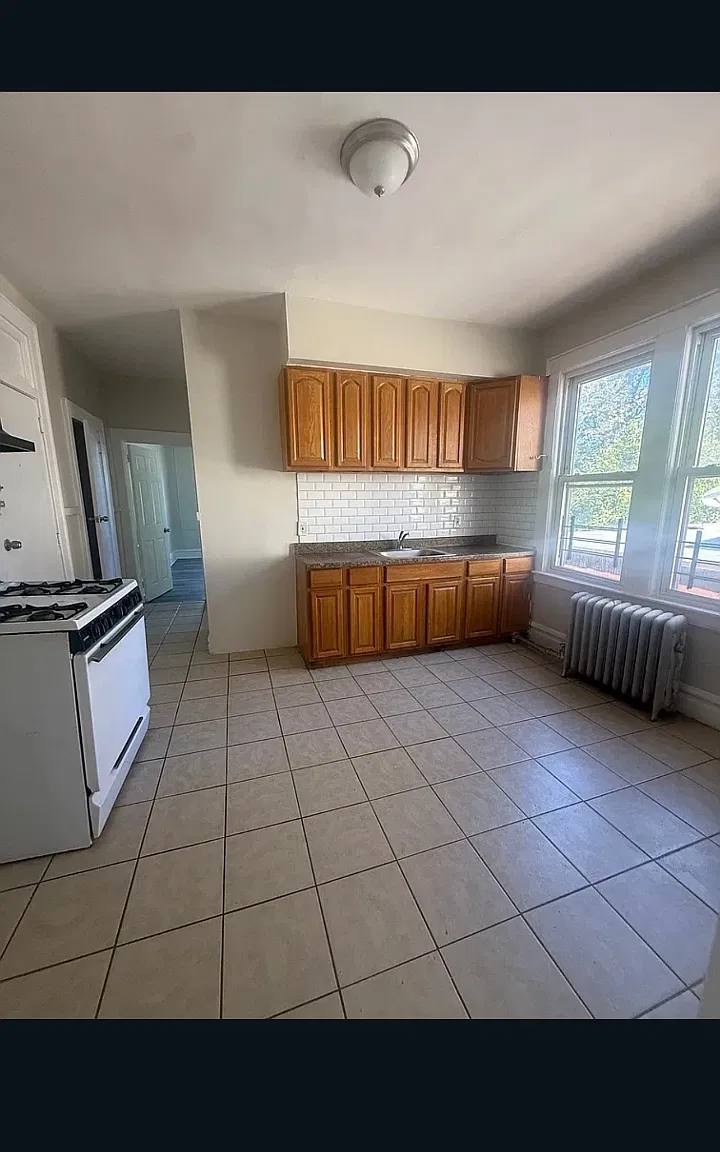 81 Montgomery Ave — Photo 1
