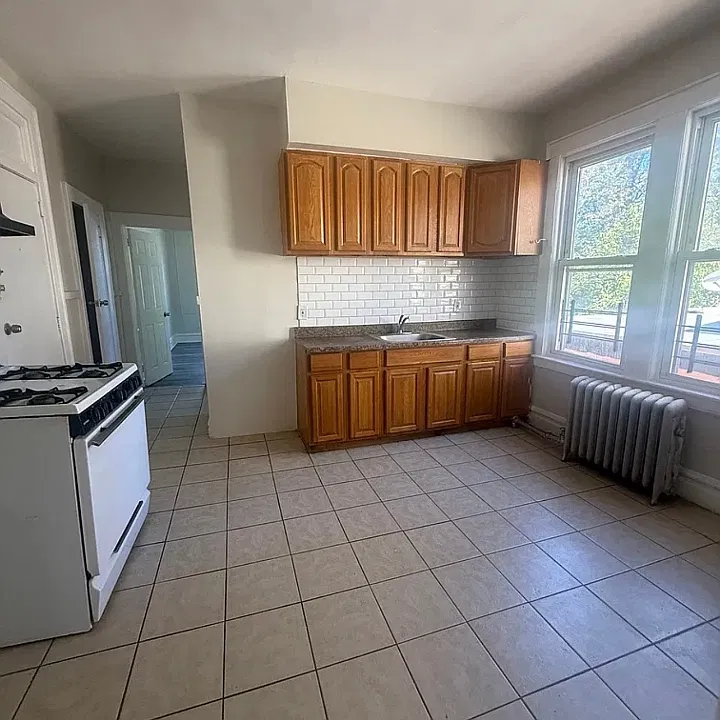 81 Montgomery Ave #2L