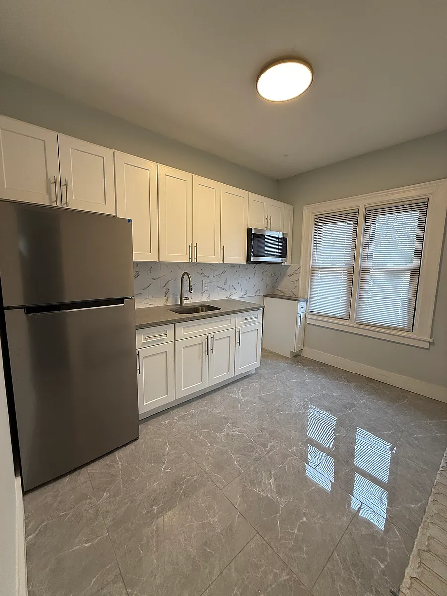 Building Photo - 142 W 5th St #2
