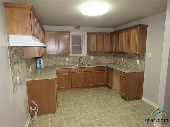 5th image of 1108 Airline Dr
