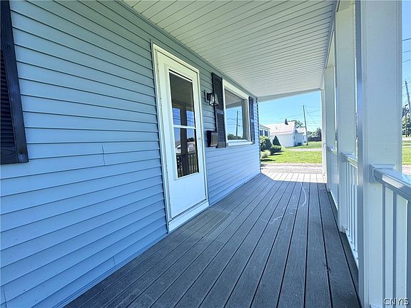 4th image of 501 Oakwood St