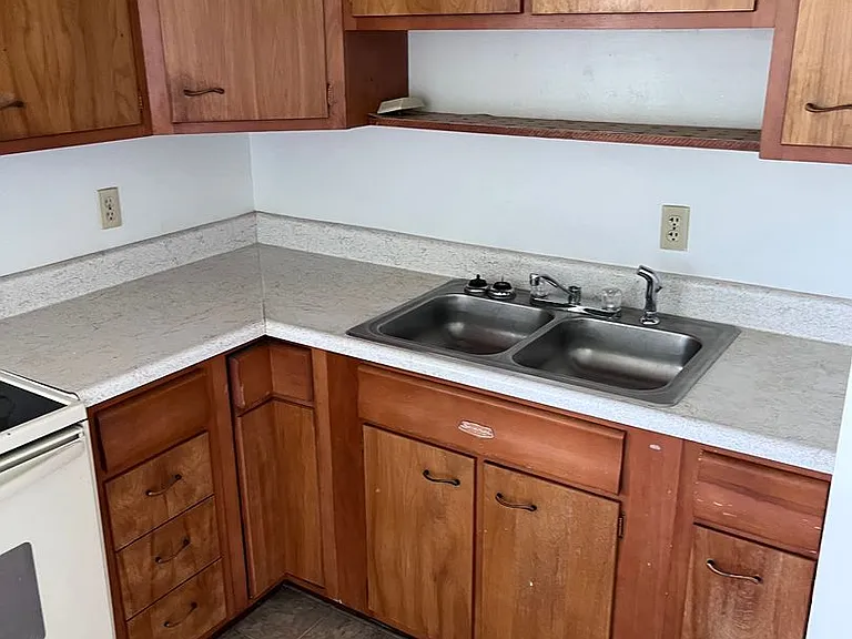 2100 W Bremer Ave — Photo 1
