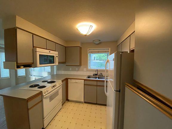 Lots of storage in kitchen!