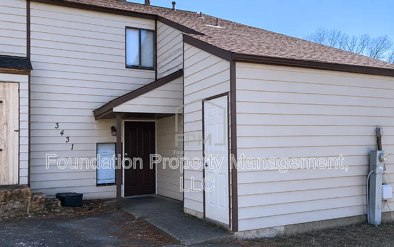 3 bed, 2.0 bath, 1429 sqft, $1,003 — Photo 1