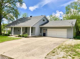 408 S Oak St, Carlinville, IL 62626