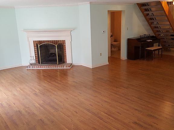 Gas FIreplace/Lrg. Entry 