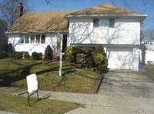 260 W Henrietta Ave, Oceanside, NY 11572
