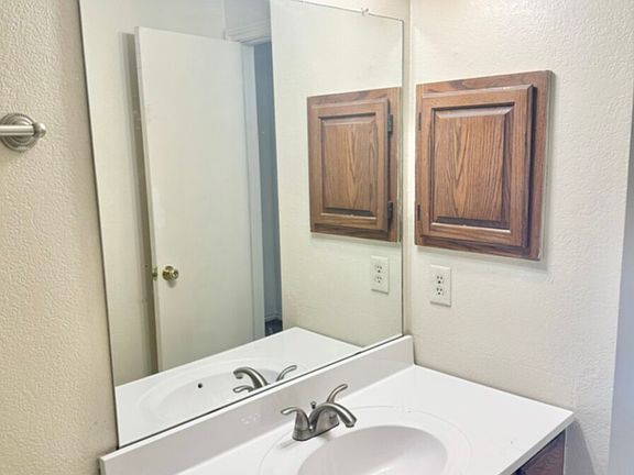 5th image of 1320 Bluffview Dr APT B