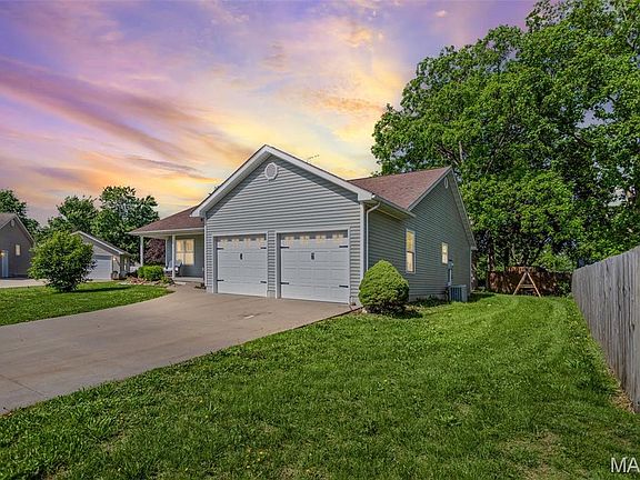 2nd image of 902 Lillian Ct