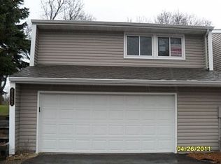 9152 Neill Lake Rd, Eden Prairie, MN 55347