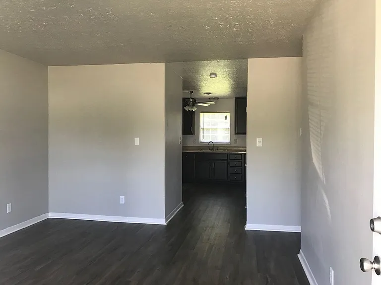 Hillcrest Apartments — Photo 28