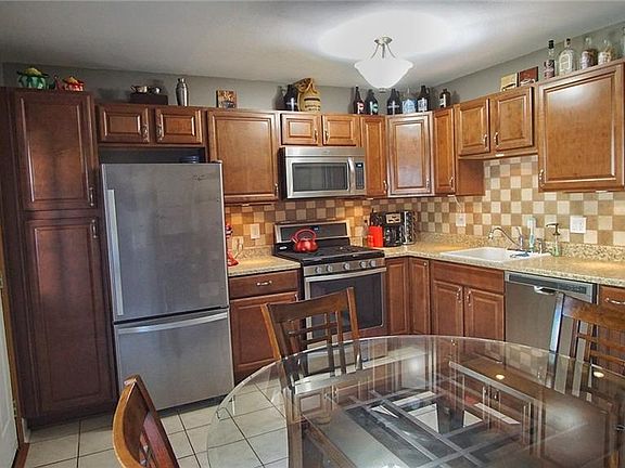3rd image of 1702 Broadway