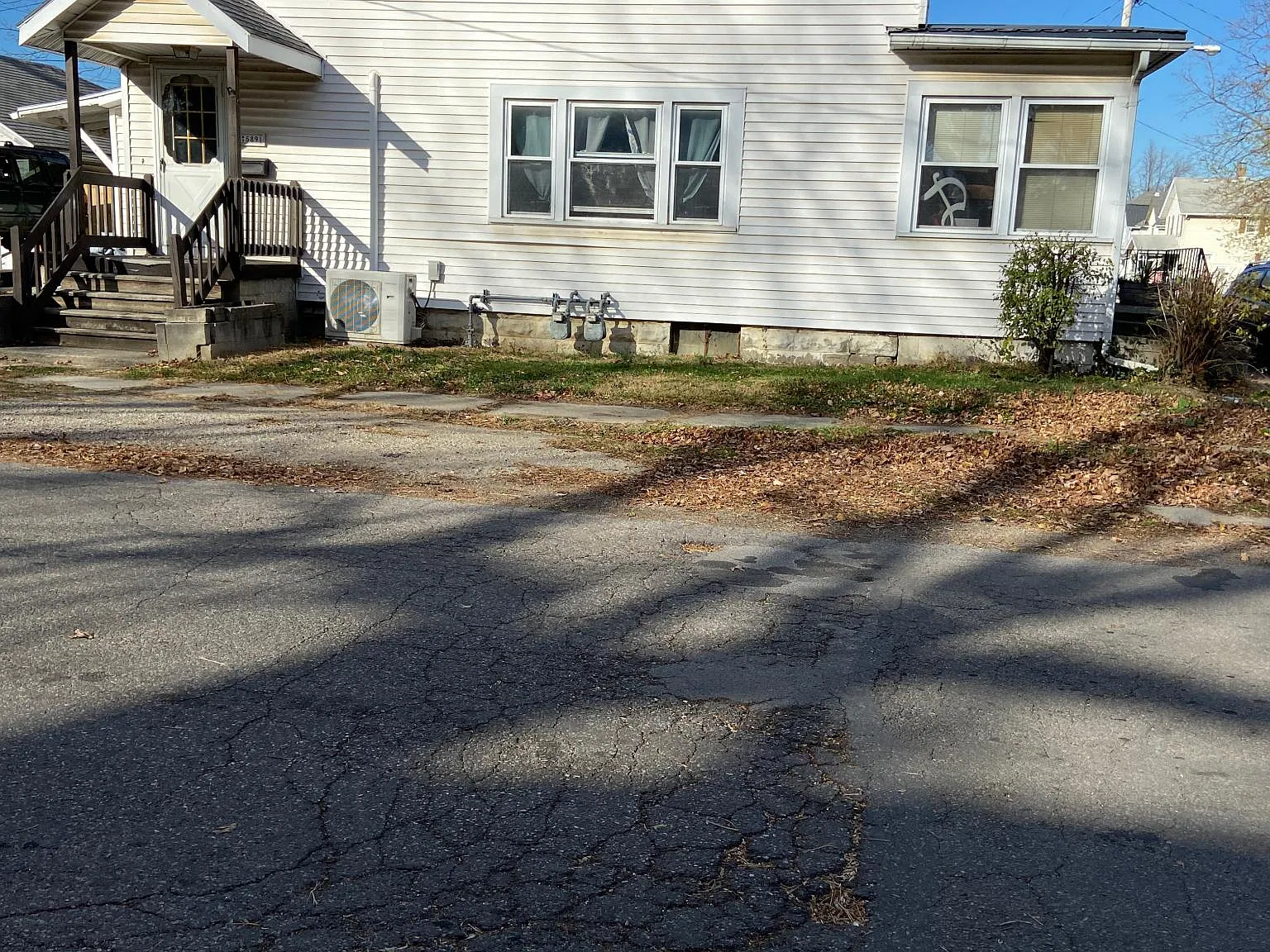 589 1/2 Henry St — Photo 3