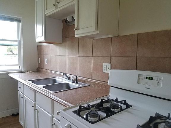 4th image of 136 W Meinecke Ave APT 2