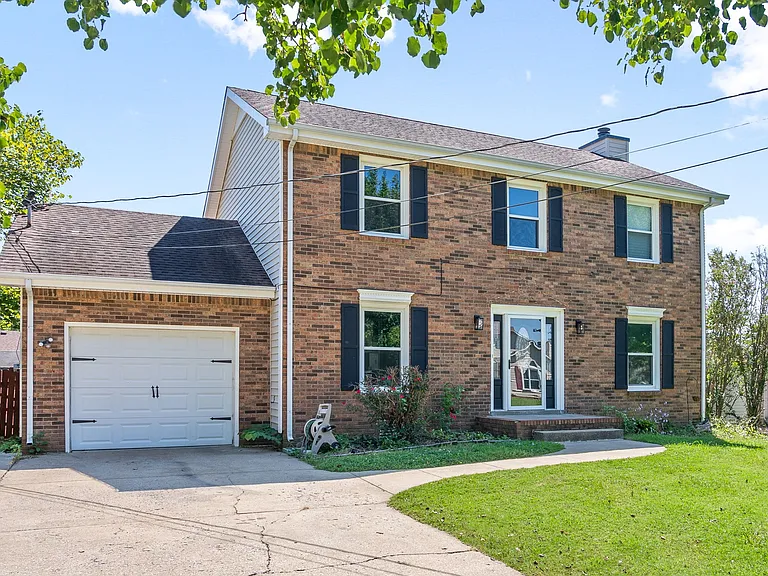 830 Iris Ln — Photo 3