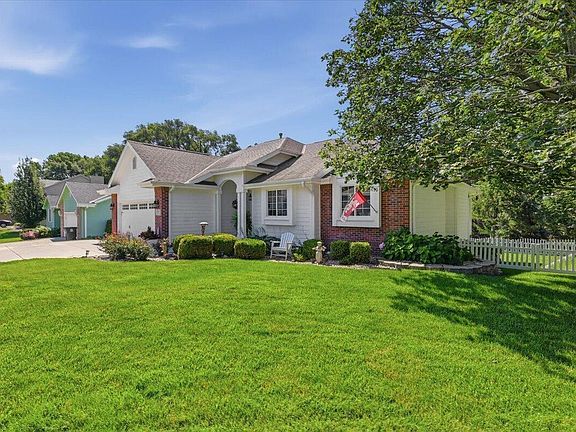 2nd image of 214 Woodbury Cir