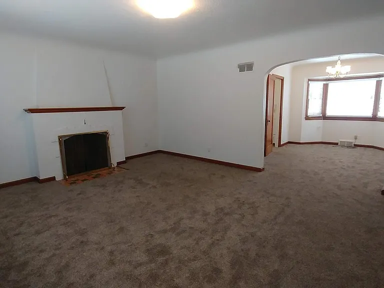 460 SW State St — Photo 4