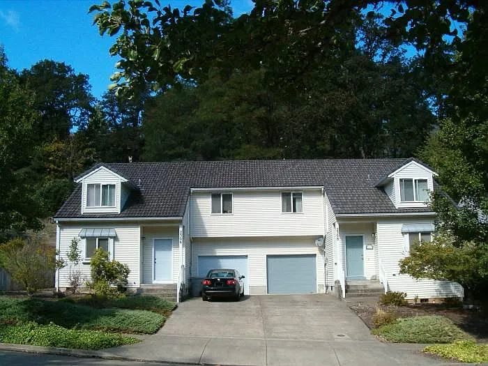 3 bed, 2.5 bath, 1435 sqft, $2,300 — Photo 2