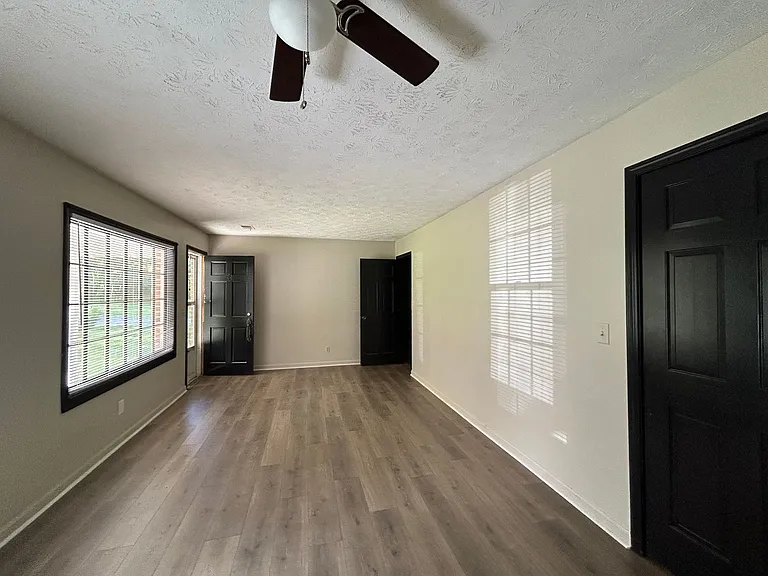 33 Lynhaven Dr — Photo 4