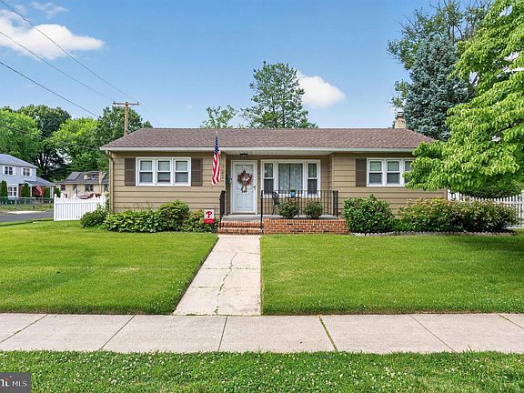 2nd image of 283 Dubois Ave