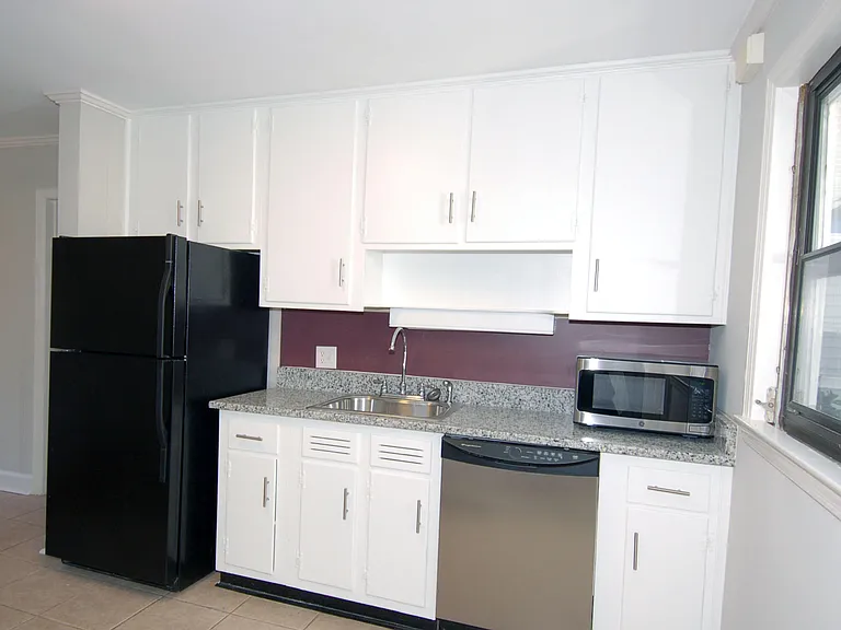 727 Graham St — Photo 2