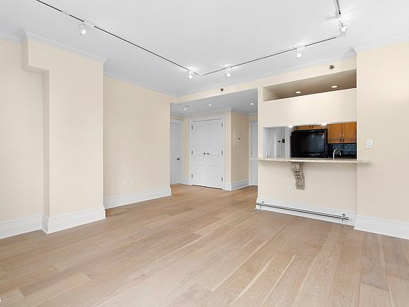 3rd image of 250 E 30th St APT 6J