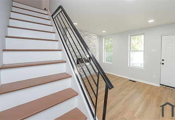 4th image of 26 E Abbottsford Ave