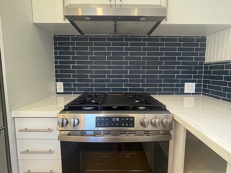 Feature-rich gas range with spacious oven, 4 burners, and a griddle.