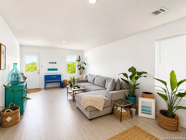 3 bed, 2.0 bath, 1350 sqft, $1,795 — Photo 2