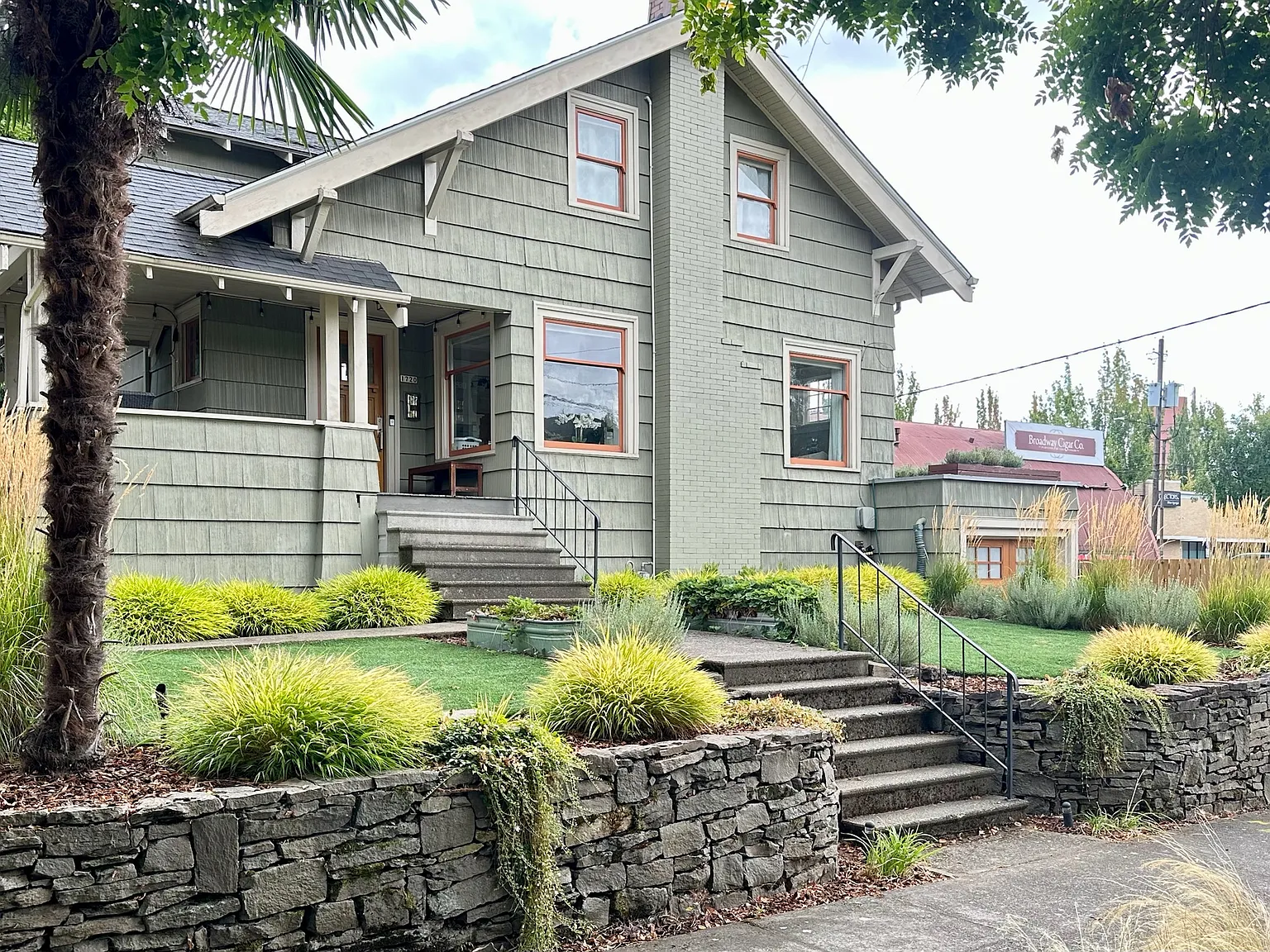 3 bed, 2400 sqft, $4,800 — Photo 2