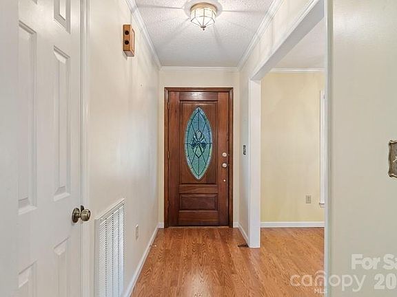 3rd image of 105 Spurgen Dr