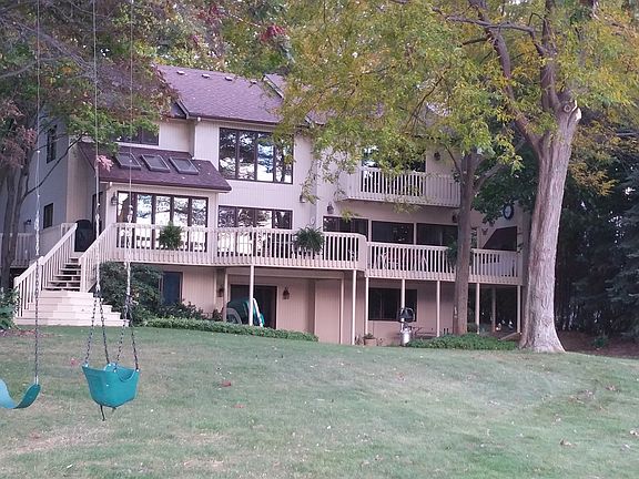 3rd image of 810 Pine Bay Ave