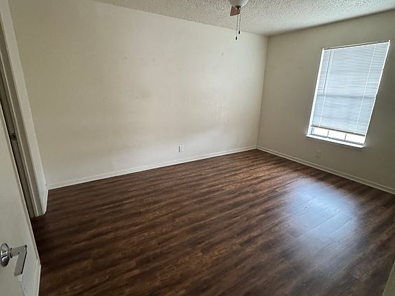 5th image of 1403 W Avenue D #B
