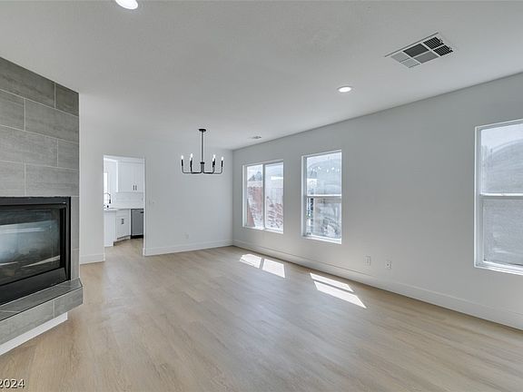 5th image of 733 Plantain Lily Ave