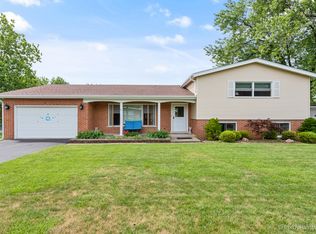 811 Sunnyside Rd, Roselle, IL 60172