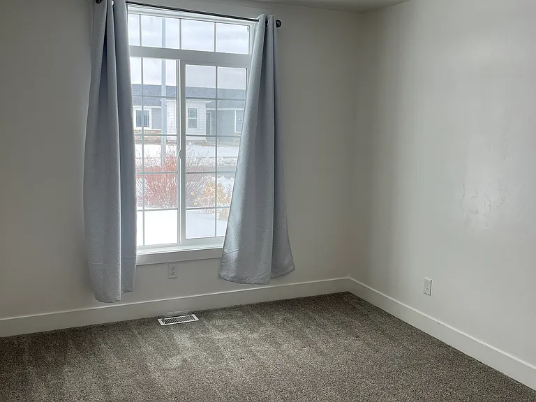685 W Roxbury St — Photo 6