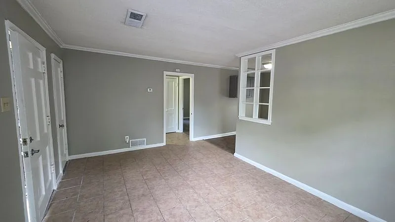 Cozy Single-Story Home with Bright Living Spaces — Photo 2