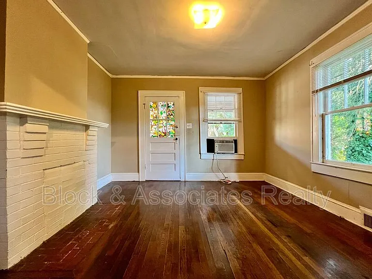 120 S Poplar St — Photo 8